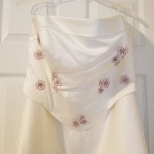 Like new Beautiful wedding dress SIZE 8-10 EXCELLENT CONDITION SEE TO APPRECIATE